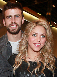 USA/AUS/NZ ONLY Shakira puts her pregnant belly on display in Barcelona